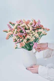 ホワイトの花器に合わせるとスターチスの色合いが一気に引き立ちます。