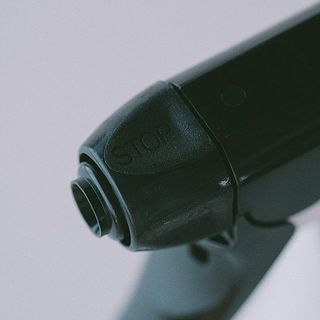 スプレー部分は先端を回すことでロックが可能。