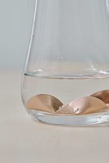 水の中に沈んでいる葉っぱを連想させるフォルム。