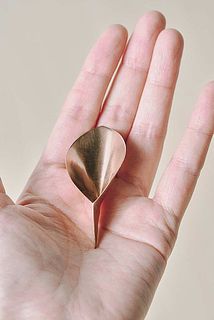 サイズ感の参考に。すべて職人によるハンドメイドです。使うほどに増していく銅の風合いも楽しめます。