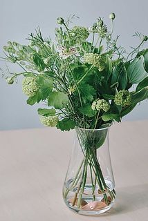 透明な花器に入っていても自然な印象です。