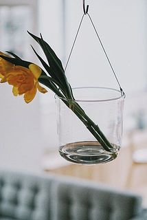 普通のフラワーベースは置けない場所にお花がある楽しさ。