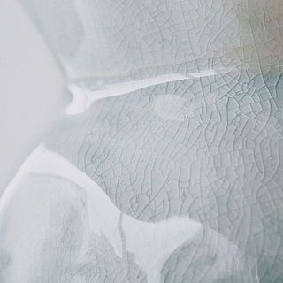 ガラス質が含まれた釉薬を使用している為、表面に細かい貫入（クラック）が入っています