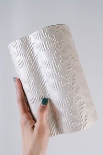 パールの光沢が魅力のフラワーベース。