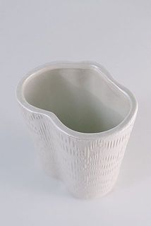 くにゃっとした形が花をよい感じにまとめてくれます。