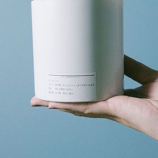 育て方の記載シール付きです。ポットを外して鉢の中に水を注ぎます。