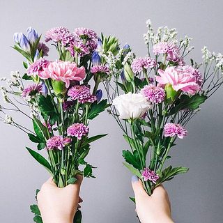 分けても飾れます。（写真のリンドウは紫ですが、お届けするのは白いリンドウです）