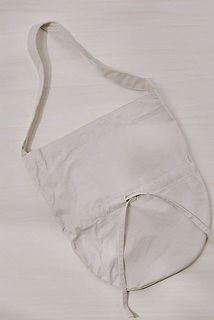 表面は綿100％で柔らかですが、しっかりと厚みもあります。紐をきゅっと引っ張ることで形の調節ができます。