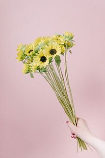 花には個体差がございます。葉は変色しますので取り除いてあげましょう。