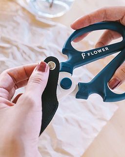 使用後は刃についた水気を拭き取りましょう。保管するときは付属のレザーケースに入れておくと安心。