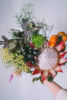大人上品なおすすめコーデ キングプロテアで作るフローリストのおまかせスワッグ スーツ・フォーマル・ドレス