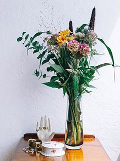 季節のお花は、部屋の雰囲気をがらりと変えてくれる。使用花器サイズ：φ7cm×H22cm