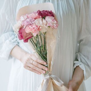ブーケはラッピングしてお届け。ラッピングの色は一部変更となる場合があります。（※写真は別ブーケです）