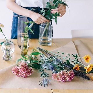 ブーケはばらばらにしてもOK。花器との組み合わせを考えるのも楽しみのひとつ。