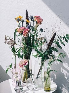 大小さまざまなお気に入りの花器に。お家のいろいろな場所に分けて置いても◎