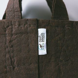 リサイクル素材から作られた不織布製のルーツポーチ。色はブラウンをお届けします。