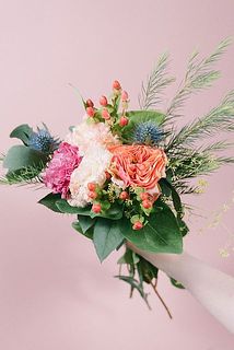お届け例（お花の内容は毎回異なります）