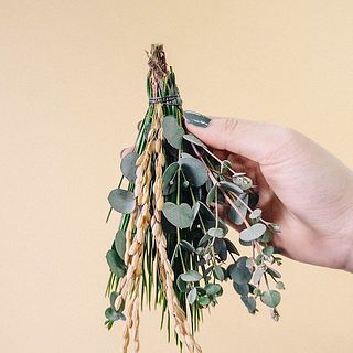 好きな花材を組み合わせてワイヤーでまとめます。