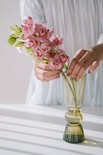 お花に存在感があるので、シンプルな花器がとっても似合います。［使用花器：valoa］ 