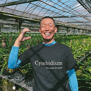 とっても明るい人柄の石田さん。シンビジウムのCのポーズだそう☺️SNSでもシンビジウムの発信をされています。