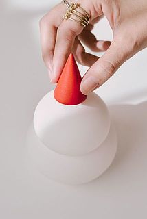 サンタの帽子をちょこんと乗せたら、雪だるまのサンタさんが完成。