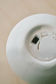 裏側には電池がついています。