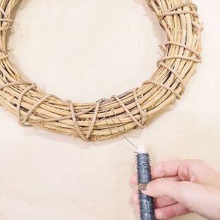 ワイヤーをリースに３〜４周巻き、固定してからスタート。