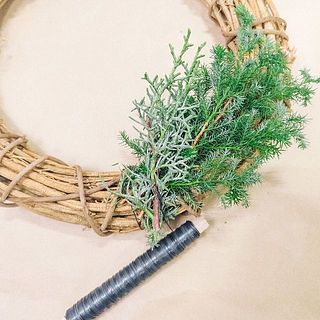 カットしたグリーンを数本まとめて、根元をぐるぐると固定していきます。ワイヤーは毎回手前に引っ張り、きつく固定するのがコツ。