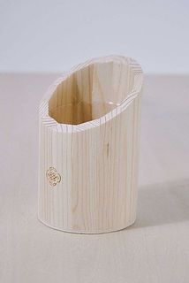 ナチュラルな木のポット。ほっこりあたたかい印象に。