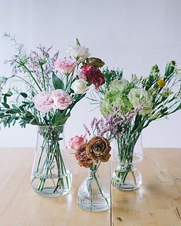 いくつかの花器に分ければ、お家全体をお花で飾ることも。