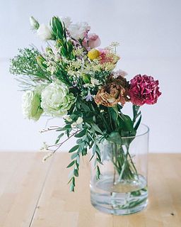 大きめの花器にどっさり飾っても。
