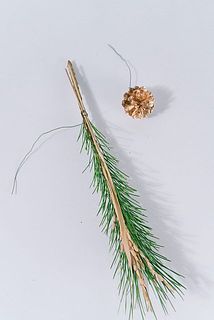 松笠にもワイヤーを引っ掛けてあげて。