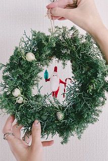 リースの土台は直径15cm。小ぶりなサイズ感は飾る場所を選びません。