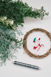 フレッシュリースの素材とモールサンタのセットです。サンタさんの赤が引き立つよう、シンプルなグリーンのリースにしました。お好みで飾りをプラスしても◎