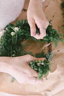 リース作りは意外と簡単。切り分けた花材を土台にワイヤーで固定していくだけ。リースの作り方についての記事がこのページの下部にありますので、そちらもぜひ参考にしてみて！