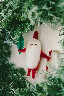 なんともいえない表情のサンタさん。かわいすぎて心がギュッとなってしまいます...😍