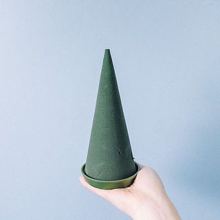 ツリー型のオアシスはお水に沈めて給水させます。