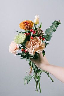 お届け一例（ブーケの内容は毎回異なります）