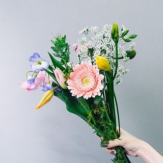 お届け例（ブーケの内容は毎回異なります）