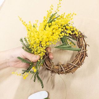 ワイヤーを巻くときに奥から手前にぎゅっと引っ張るとしっかり固定されます　※今回ミモザの種類は写真と異なります