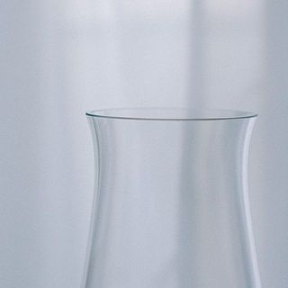 口のささやかなくびれが花をまとめつつ、ふんわりと広げてくれます。