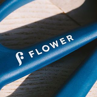 持ち手のカラーは落ち着いた印象のネイビーをセレクト。さらさらとしたマットな質感がかわいい！FLOWERのロゴが入ったスペシャル仕様でお届けします😍