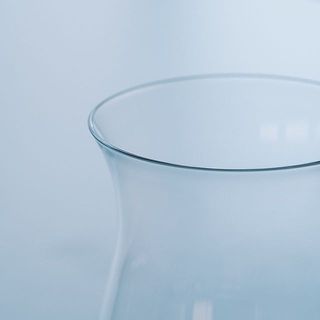 柔らかな曲線が美しい花器です。