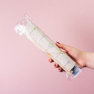 タペストリーは包んだ状態でお届け※写真は別の種類です