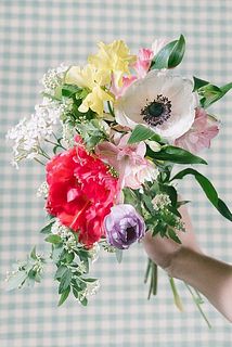 画像には開花している花も含まれます。お届けは新鮮な開花前のブーケとなるため、一部画像とイメージが異なる場合もございます。