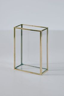 箱のような形がユニークな花器。