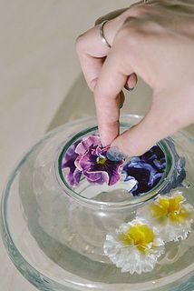 短くなったお花はあえて浮かべてみるのがおすすめ。こんな風に飾ってみたかった！