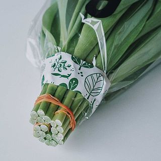 摘みたてのフレッシュなお花をその日のうちに発送しているため、保水なしでお届けします（「乾式輸送」と呼ばれます）。受け取り後すぐに水揚げをお願いします。