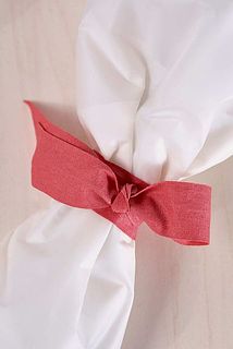 ラズベリーカラーのリボンを巻いてお届け。