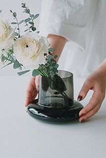 おすすめ花器その1「Duck」。サイズ感がぴったり。花を垂らすように飾るのがおすすめです。
